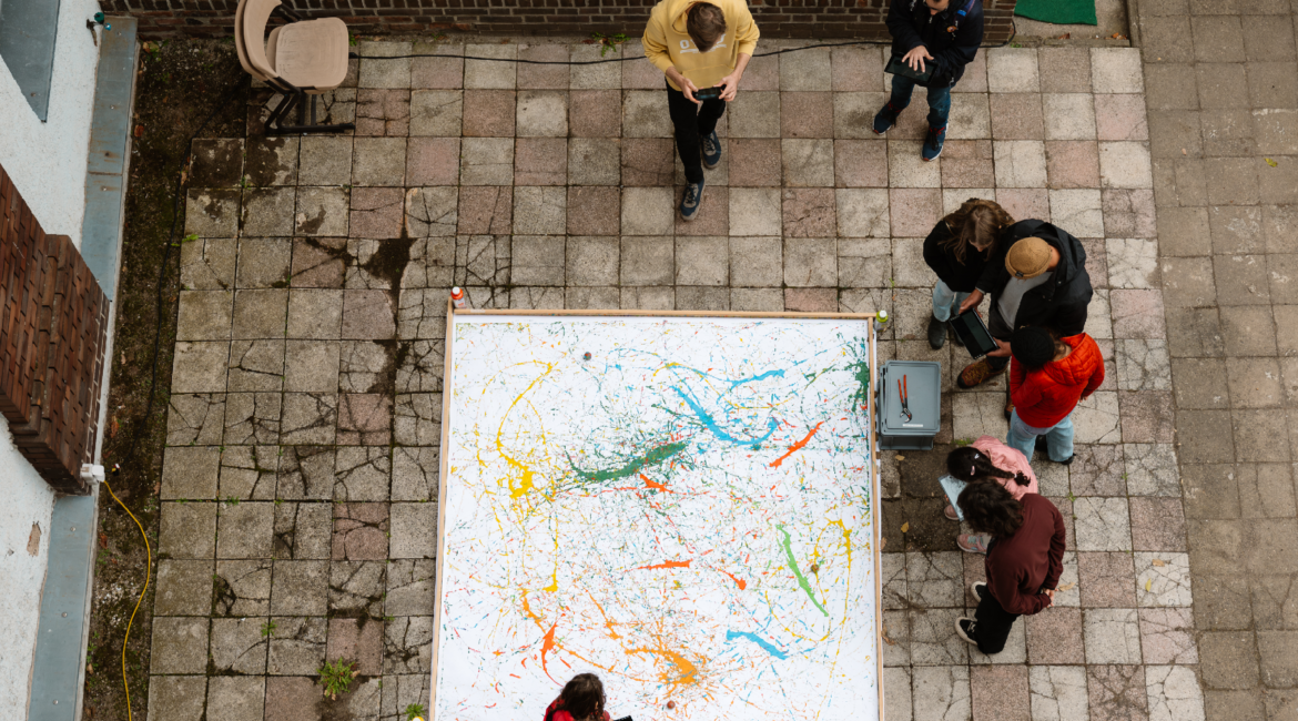 Vogelperspektive auf eine bemalte Leinwand