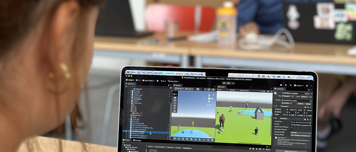 Bild aus dem Worshop. Eine Teilnehmerin arbeitet mit Unity.